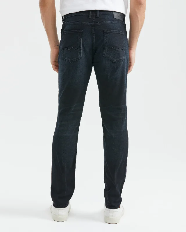 STRAIGHT FIT MID-RISE DARK JEANS IN ULTRA DARK WASH