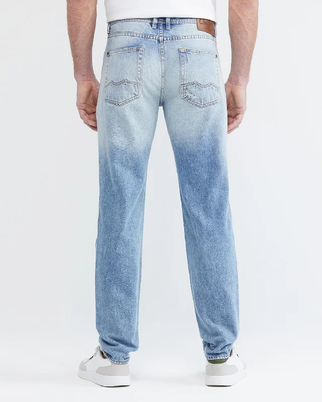 STRAIGHT FIT MID-RISE JEANS IN LIGHT WASH