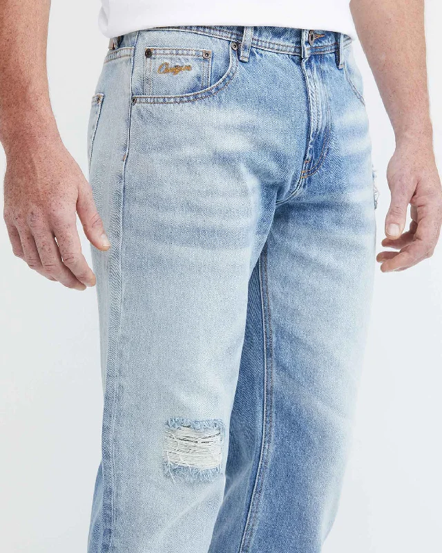 STRAIGHT FIT MID-RISE JEANS IN LIGHT WASH