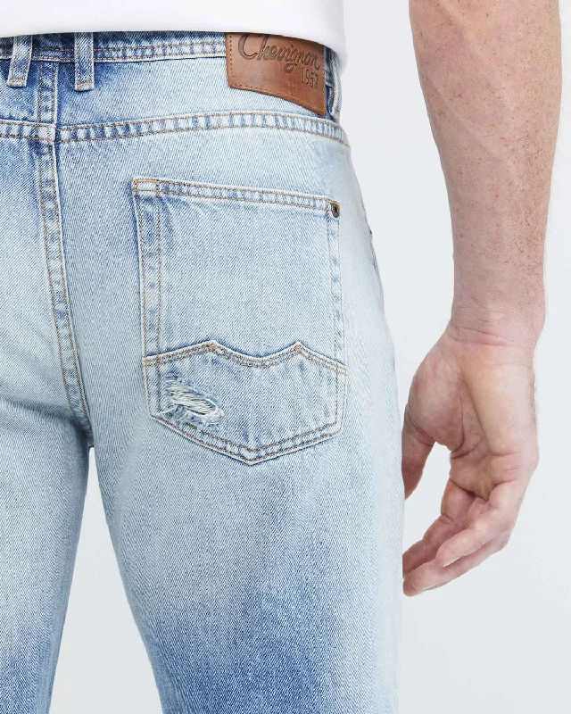 STRAIGHT FIT MID-RISE JEANS IN LIGHT WASH