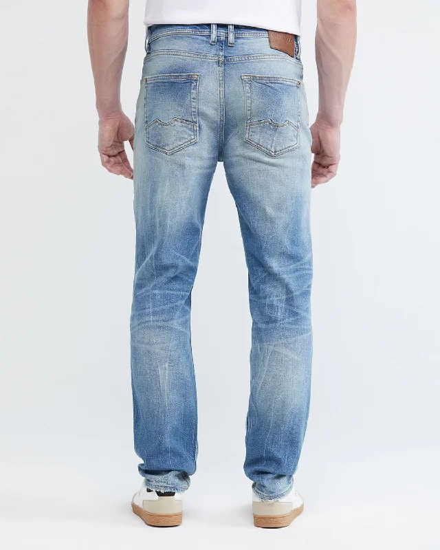 STRAIGHT FIT MID-RISE JEANS IN LIGHT WASH