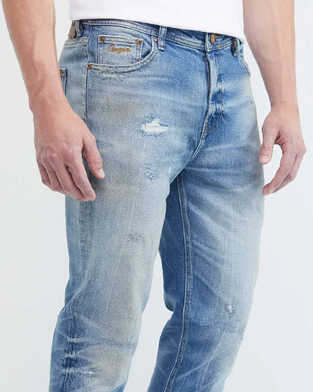 STRAIGHT FIT MID-RISE JEANS IN LIGHT WASH