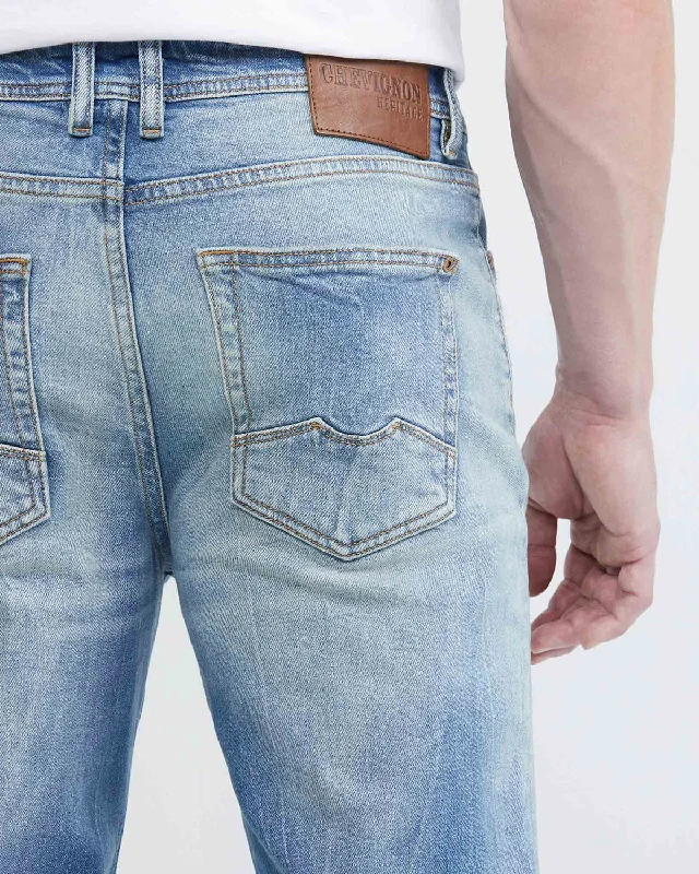 STRAIGHT FIT MID-RISE JEANS IN LIGHT WASH