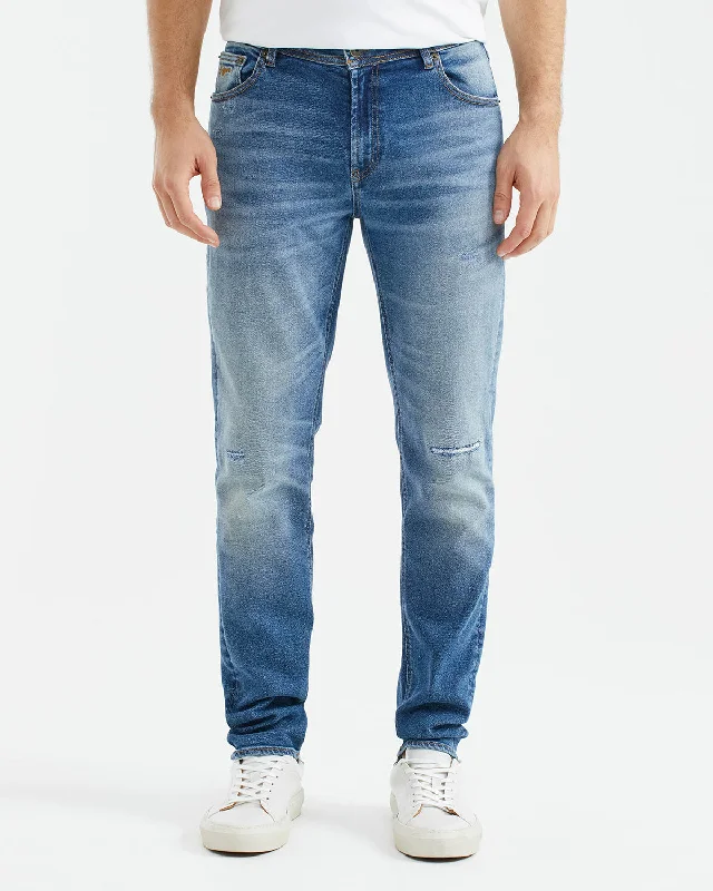 STRAIGHT FIT MID-RISE JEANS IN MEDIUM WASH