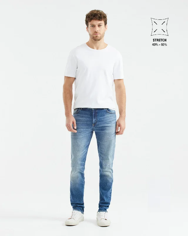 STRAIGHT FIT MID-RISE JEANS IN MEDIUM WASH