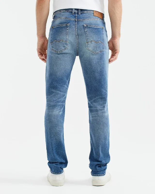 STRAIGHT FIT MID-RISE JEANS IN MEDIUM WASH