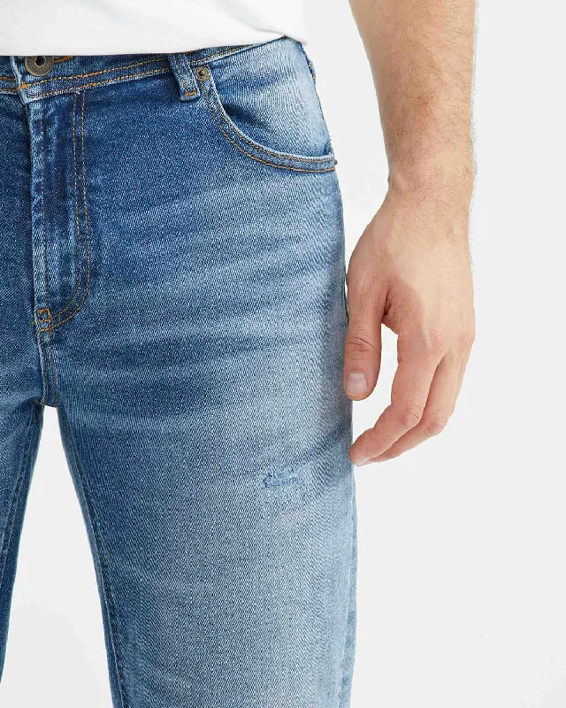 STRAIGHT FIT MID-RISE JEANS IN MEDIUM WASH