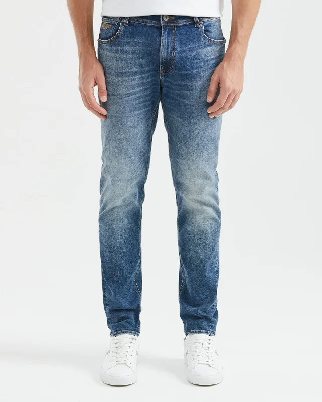 STRAIGHT FIT MID-RISE JEANS IN MEDIUM WASH