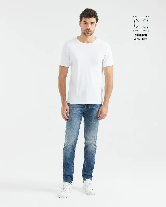 STRAIGHT FIT MID-RISE JEANS IN MEDIUM WASH