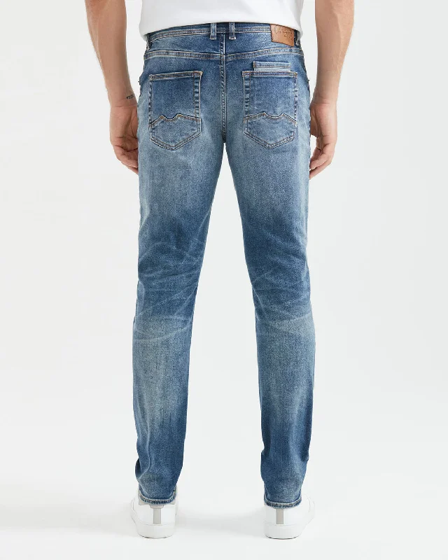 STRAIGHT FIT MID-RISE JEANS IN MEDIUM WASH