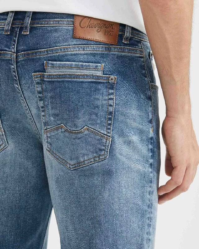 STRAIGHT FIT MID-RISE JEANS IN MEDIUM WASH