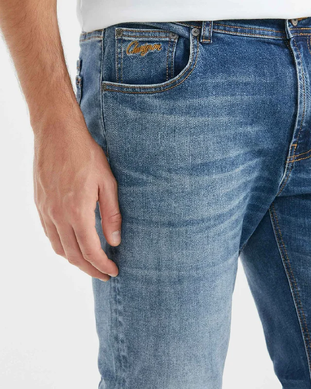 STRAIGHT FIT MID-RISE JEANS IN MEDIUM WASH