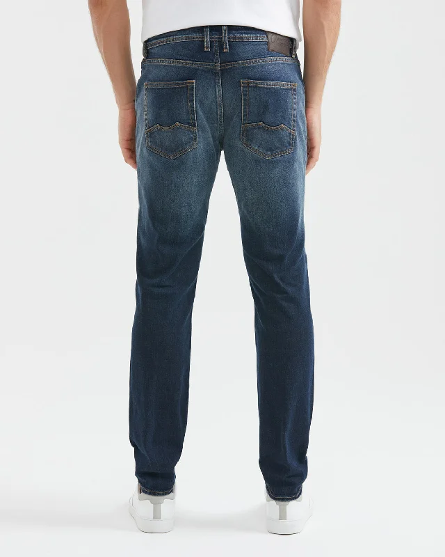 STRAIGHT FIT MID-RISE JEANS IN DARK WASH