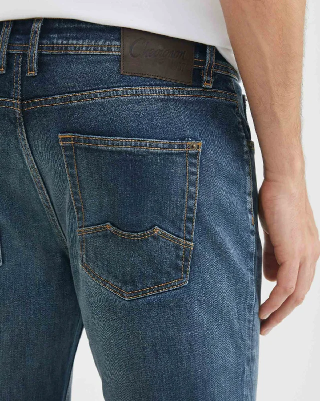 STRAIGHT FIT MID-RISE JEANS IN DARK WASH