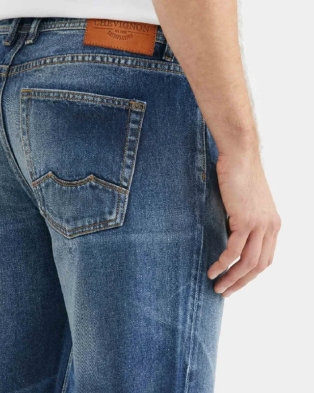 STRAIGHT FIT MID-RISE JEANS IN DARK WASH