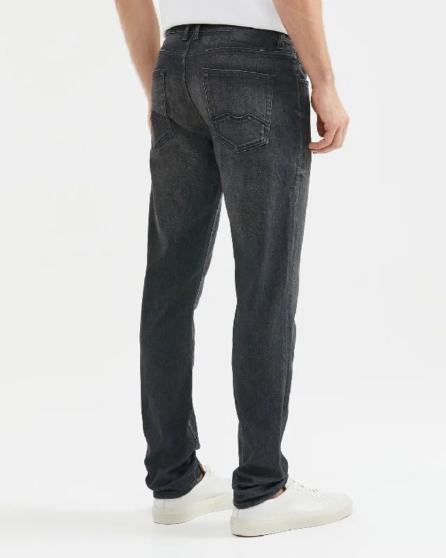 STRAIGHT FIT MID-RISE JEANS IN BLACK