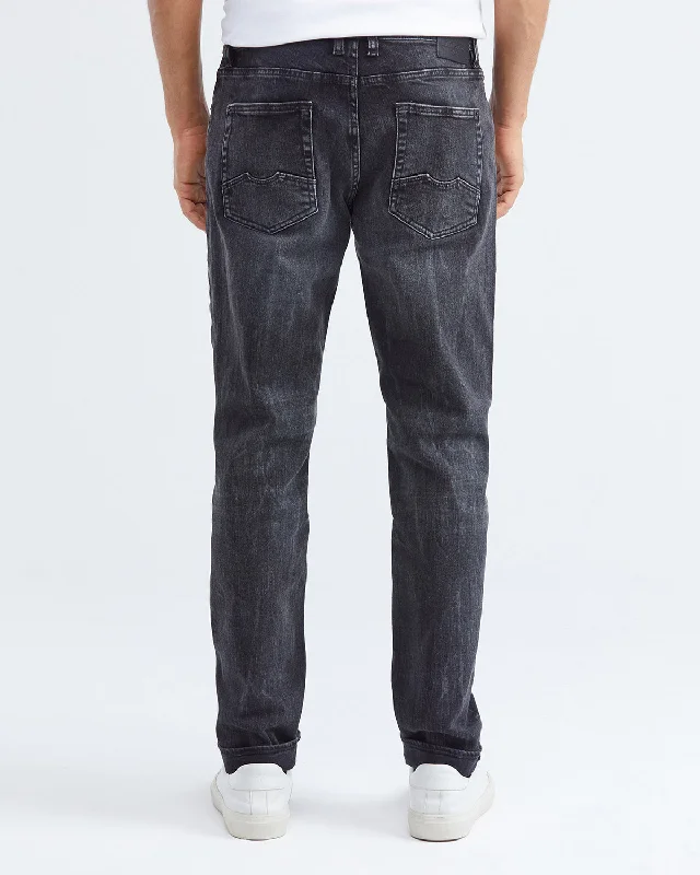 STRAIGHT FIT MID-RISE JEANS IN BLACK