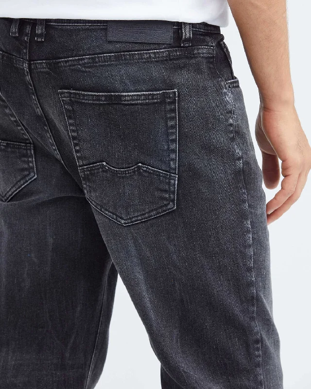 STRAIGHT FIT MID-RISE JEANS IN BLACK