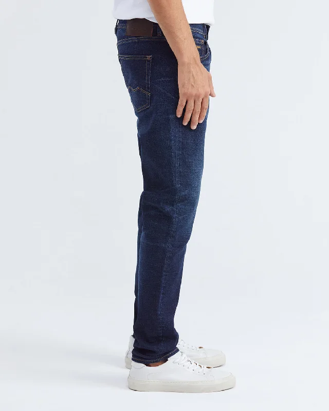 STRAIGHT FIT MID-RISE JEANS IN DARK WASH