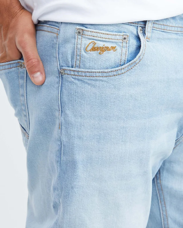 STRAIGHT FIT MID-RISE JEANS IN LIGHT WASH