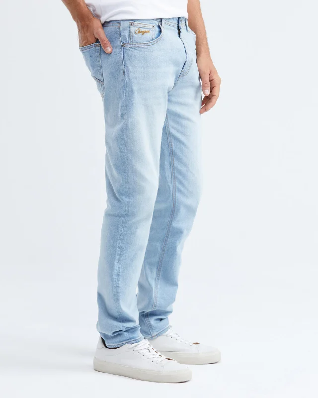 STRAIGHT FIT MID-RISE JEANS IN LIGHT WASH