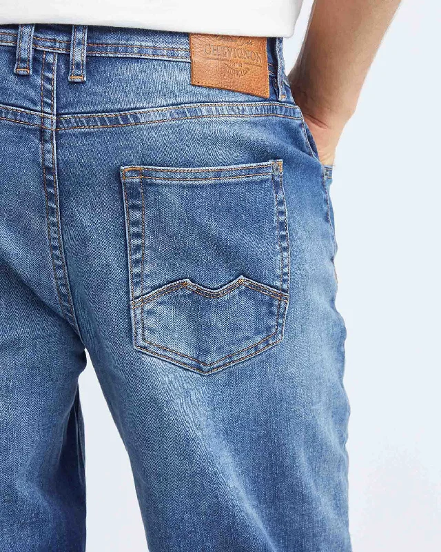 STRAIGHT FIT MID-RISE JEANS IN MEDIUM WASH