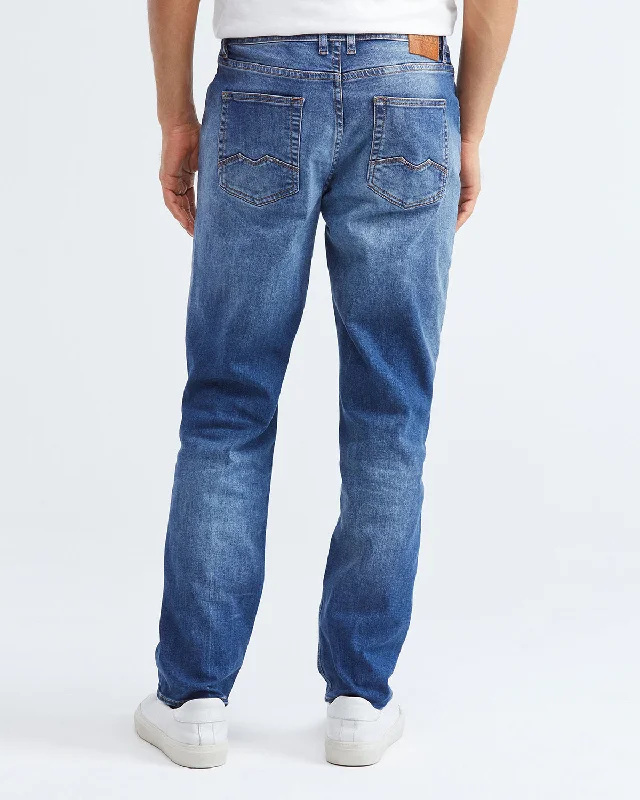 STRAIGHT FIT MID-RISE JEANS IN MEDIUM WASH